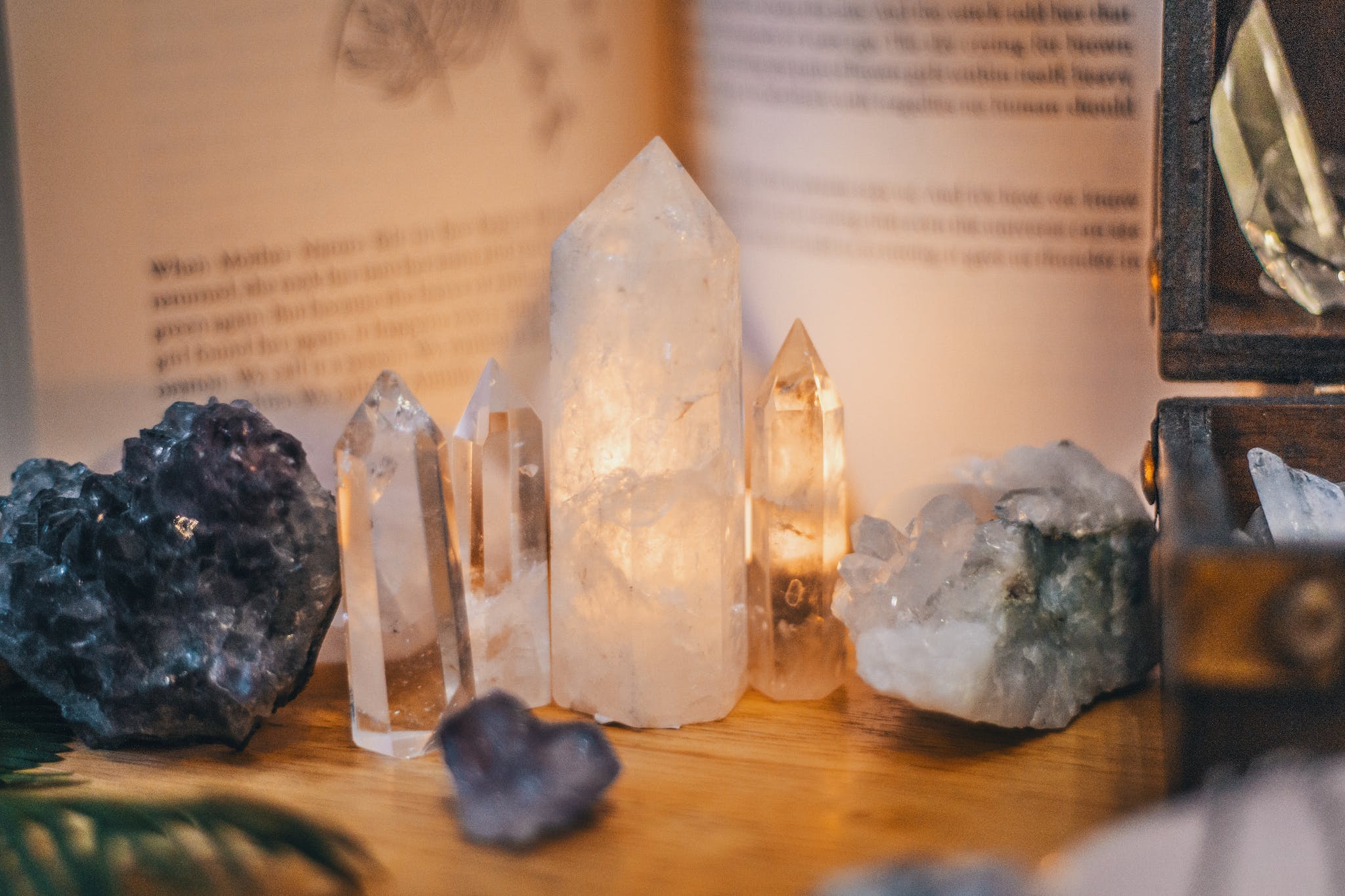 Crystals For Manifestation: Using The Power Of Crystals To Set And Achieve Goals